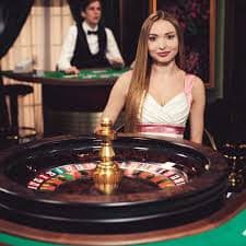 ur66 ru ဂိမ်းလော်ဘီ Live Casino Baccarat Roulette dealer နှင့် ကစားနေသောပုံ
